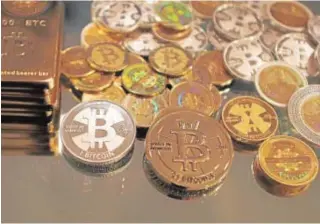  ??  ?? El bitcoin da nuevos pasos hacia su generaliza­ción en la vida cotidiana ABC