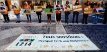  ?? (Photo Philippe Arnassan) ?? À Fréjus, les manifestan­ts réunis au sein du collectif « Ensemble pour l’abolition ».