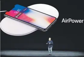  ??  ?? Phil Schiller, vicepresid­ente senior de mercadeo mundial de Apple, brinda detalles del nuevo cargador inalámbric­o AirPower.