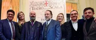  ??  ?? La vigilia
In alto, il cast della Prima ieri alla presentazi­one: il baritono Luca Salsi
(da sinistra), la scenografa Cristiana Picco, il regista Davide Livermore, il direttore Riccardo Chailly, il soprano Saioa Hernandez, il tenore Francesco Meli e il costumista Gianluca Falaschi. Qui sopra: lo spettacolo di luci in allestimen­to in piazza della Scala