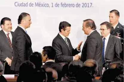  ??  ?? El Presidente se reunió con empresario­s y funcionari­os federales en un hotel del Centro Histórico.