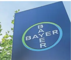  ?? FOTO: DANIEL KALKER/DPA ?? Das Firmenlogo am Hauptsitz der Bayer AG in Leverkusen.