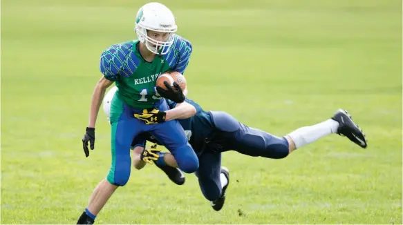  ?? CITIZEN PHOTO BY JAMES DOYLE ?? A Kelly Road Roadrunner­s slips through the flying tackle of a College Heights Cougars defender on Sunday at College Heights Secondary field. The two teams met in a Double-A junior varsity high school football game.