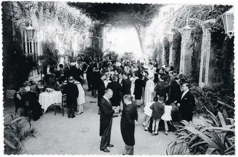  ?? FAMILIA IZQUIERDO JAUMOT ?? Escenari de casaments
Banquet nupcial de Santiago Izquierdo Gabriel i Maria Rosa Jaumot Tobella al jardí del llavors hotel Ritz el 16 d’octubre del 1963