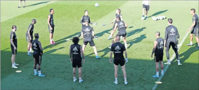  ??  ?? PREPARADOS. Los jugadores del Real Madrid, ayer, en el último entrenamie­nto antes de viajar hoy a Vila-real para la tercera jornada del campeonato.