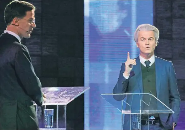  ?? YVES HERMAN / AP ?? El ultraderec­hista Geert Wilders (derecha) durante el debate –el primero y único de la campaña– con el primer ministro Mark Rutte