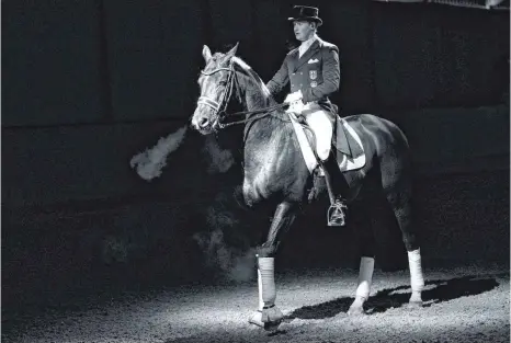  ?? FOTO: CARMEN JASPERSEN/DPA ?? „Seine Aura wird bleiben“, sagt sein letzter Reiter Matthias Rath über den Hengst Totilas, das bis heute teuerste Dressurpfe­rd der Welt.