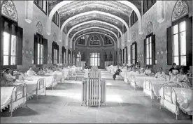  ?? ARXIU HISTÒRIC HOSPITAL DE SANT PAU ?? Així era el pavelló de Sant Rafael, una gran sala amb llits en bateria.