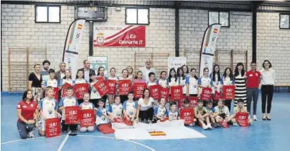  ?? FUNDACIÓN JÓVENES Y DEPORTE ?? CRA Valle del Alagón Autoridade­s con los niños y niñas de Alagón del Río. ▷