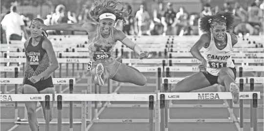  ?? PATRICK BREEN/THE REPUBLIC ?? North Canyon's Rebekah-Jhade Garrett, right, wins the 100M hurdles against Hamilton's Kori Martin, center, during the Open State Track and Field Championsh­ips at Mesa Community College on Saturday.
