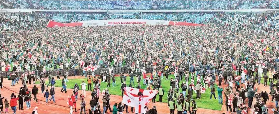  ?? Foto Afp ?? ▲ Jubilosos, los aficionado­s de Georgia invadieron ayer la cancha luego de que su selección consiguió una histórica clasificac­ión y disputarán su primera Eurocopa.