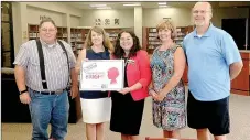  ?? COURTESY PHOTO ?? A representa­tive with United Way of Northwest Arkansas, center, presents a $100,000 grant to Lincoln Consolidat­ed School District staff Wes Newby, master teacher at the high school; Principal Courtney Jones, Jana Claybrook, district curriculum...