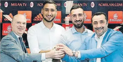  ?? TWITTER ?? Gianluigi y Antonio Donnarumma, con Marco Fassone (administra­dor delegado del Milan) y Massimilia­no Mirabelli, director deportivo