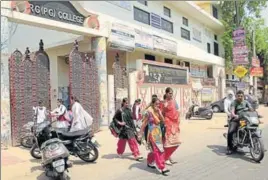  ?? CHAHAT RAM/HT ?? The scene in the immediate vicinity of the RG Girls’ PG College in Meerut is the same as before the antiRomeo drive was announced by UP chief minister Yogi Adityanath on March 21.