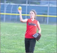  ??  ?? Bulldogs’ Karlee McDowell makes a solid throw from right.