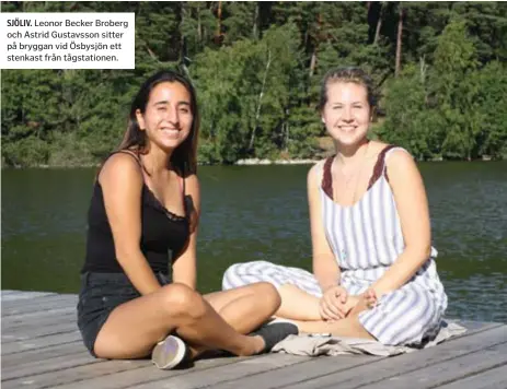  ??  ?? SJÖLIV. Leonor Becker Broberg och Astrid Gustavsson sitter på bryggan vid Ösbysjön ett stenkast från tågstation­en.