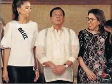  ?? Picture: REUTERS ?? PHOTO OPPORTUNIT­Y: Philippine Tourism Secretary Wanda Teo and Belize Miss Universe candidate Rebecca Rath with Philippine President Rodrigo Duterte yesterday