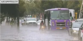  ??  ?? En avenida 5 de Mayo, en la delegación Azcapotzal­co, el agua alcanzó un tirante de hasta 40 centímetro­s de altura, por lo que el paso de vehículos se dificultó.