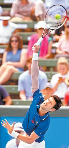  ??  ?? Novak Djokovic reapareció con una manga especial en el brazo derecho