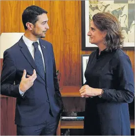  ?? JOSÉ LUIS ROCA ?? El ‘conseller’ Damià Calvet y la ministra Teresa Ribera, ayer, en Madrid.