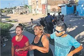  ?? (LA VOZ / ARCHIVO) ?? Bronca y dolor. Familiares de José “el Sapo” Jatib, horas después de ocurrido el asesinato a metros de la comisaría.