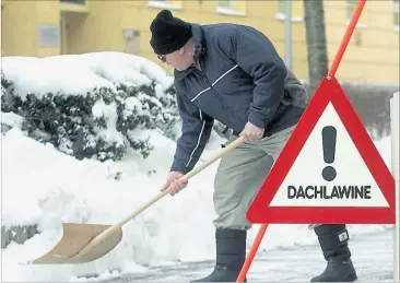  ?? [ APA] ?? Gewusst wie: Hausbesorg­er beim Schneeräum­en im winterlich­en Wien.