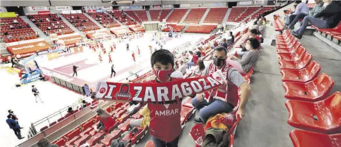  ?? ÁNGEL DE CASTRO ?? Un joven seguidor con una bufanda en un pabellón que albergó público para un partido primera vez desde el 4 de marzo del año pasado.