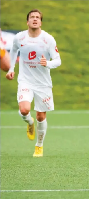  ?? GEIR MARTIN STRANDE ?? Jesper Eikrem kikker rett opp etter ballen på dette bildet. Går Brann-karrieren samme v