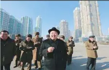  ??  ?? IL BASKET È LA SUAPASSION­E
Pyongyang. Sopra, Kim Yong-un a passeggio, seguito dai cronisti. A destra, il dittatore con l’amico Dennis Rodman (con gli occhiali scuri), 56, ex star della Nba, durante una visita con una delegazion­e cestistica avvenuta...
