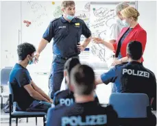  ?? FOTO: KAY NIETFELD/SPA ?? Familienmi­nisterin Franziska Giffey (SPD) zu Besuch bei Berliner Polizisten­schülern.