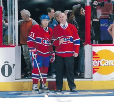  ?? COURTESY OF MIKE FLINKER ?? Canadiens’ season ticket-holder Mike Flinker poses with Francis Bouillon in 2008. When Mike Flinker’s father, Issie, bought season tickets at the Montreal Forum in 1942, the pair of seats cost him just $50 for the year.