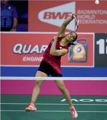  ??  ?? Saina Nehwal returns to Japan’s Nozomi Okuhara in their World Championsh­ips’ women’s singles semi-final at the Emirates Arena in Glasgow on Saturday. Saina lost 21-12, 17-21, 10-21. —