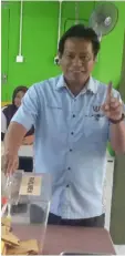  ??  ?? Dr Abdul Rahman drops his ballot paper into the ballot box.