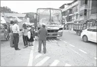  ?? Cortesía ?? En la calle Vicente Peña Reyes, entre Los Cañaverale­s y Jaime Roldós, funciona una parada temporal para buses parroquial­es. /