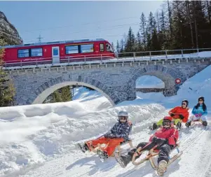  ?? Foto: Christof Sonderegge­r/swiss image.ch, tmn ?? Winteridyl­le aus dem Zugfenster: Die Rhätische Eisenbahn ist ein Sinnbild für die Gemütlichk­eit im Südosten der Schweiz.