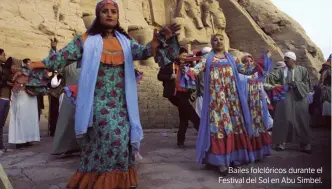  ??  ?? Bailes folclórico­s durante el Festival del Sol en Abu Simbel.