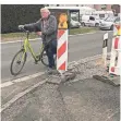  ?? RP-FOTO: BUSCHKAMP ?? Hans-Joachim Schwabe ärgert sich über die Baustelle.