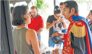  ??  ?? PERIODISTA­S DE OTROS DEPARTAMEN­TOS visitaron ayer la Casa del General Santander (Villa del Rosario); durante la primera parada degustaron el tradiciona­l pastel de garbanzo y conocieron el emblemátic­o personaje de Bolívar.