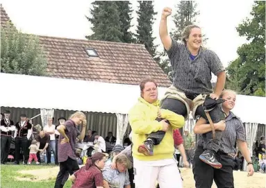  ??  ?? Michelle Brunner hat das Schwingfes­t in Uezwil gewonnen und wird von ihren Konkurrent­innen in die Höhe gestemmt. Video: Erfahren Sie mehr über Michelle Brunners Leidenscha­ft für das Schwingen auf 20min.ch.