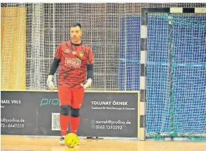  ?? FOTO: THEO TITZ ?? Arda Akkas von Türkiyemsp­or macht’s ohne Hektik: Mit seinem taktischen Ballhalten brachte er Ruhe in die Defensivar­beit seines Teams.