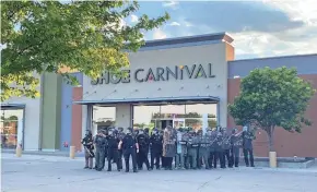  ?? ANDREA SAHOURI/DES MOINES REGISTER PROVIDED PHOTO/SPECIAL TO THE REGISTER ?? Police block Shoe Carnival at Merle Hay Mall after protesters broke windows on May 31, 2020.