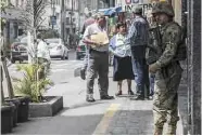  ??  ?? Incidencia. Los ciudadanos de la zona aseveran que conviven diariament­e, y a cualquier hora, con bandas dedicadas al robo a transeúnte y automóvil.