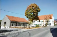  ??  ?? In Wattenweil­er wurde mitten im Zentrum ein ehemaliges Gasthaus saniert und um einen Anbau mit Festsaal und Feuerwehrg­erätehaus erweitert.