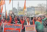  ?? HT ?? ▪ Hindu Mahasabha activists protesting against AMU on Jan 9.