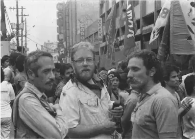  ??  ?? COVERING A REVOLUTION. Foreign correspond­ents (from the left) Joe Cantrell,Lin Neumann, andGuy Sacerdoti. Photo courtesy of Gregg Jones