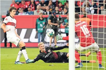  ?? FOTO: IMAGO ?? AlleMühenw­aren vergebens: Julian Brandt (liegend) und die Werkself schafftene­snicht, die Stuttgarte­r Defensive um Benjamin Pavard und Ron-Robert Zieler (v.l.) zu überwinden.