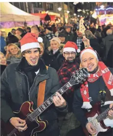  ??  ?? Band mit Publikum beim Erkrather Lichterdor­f am ersten Adventswoc­henende. Handwerk und Handel feierten gemeinsam unter dem Dach der Markthalle.