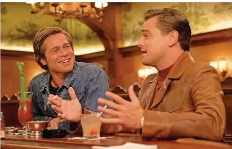  ?? FOTOS: SONY ?? Brad Pitt als Stuntman Cliff Booth (links) und Leonardo DiCaprio als B-Filmstar Rick Dalton, dessen mäßiger Ruhm nun auch noch schwindet.