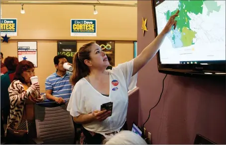  ?? RANDY VAZQUEZ — STAFF PHOTOGRAPH­ER ?? Volunteer Vanessa Connell Turner looks at a voting result map at a watch party for Dave Cortese, candidate for state Senate District 15in San Jose.
