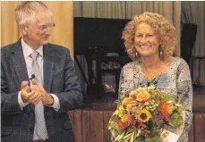  ?? FOTO: KGR/SCHRÖDER ?? Blumen für die langjährig­e Elternbeir­atsvorsitz­ende des Kreisgymna­siums: Renate Kempf ist von Schulleite­r Georg Knapp nach neun Jahren verabschie­det worden.
